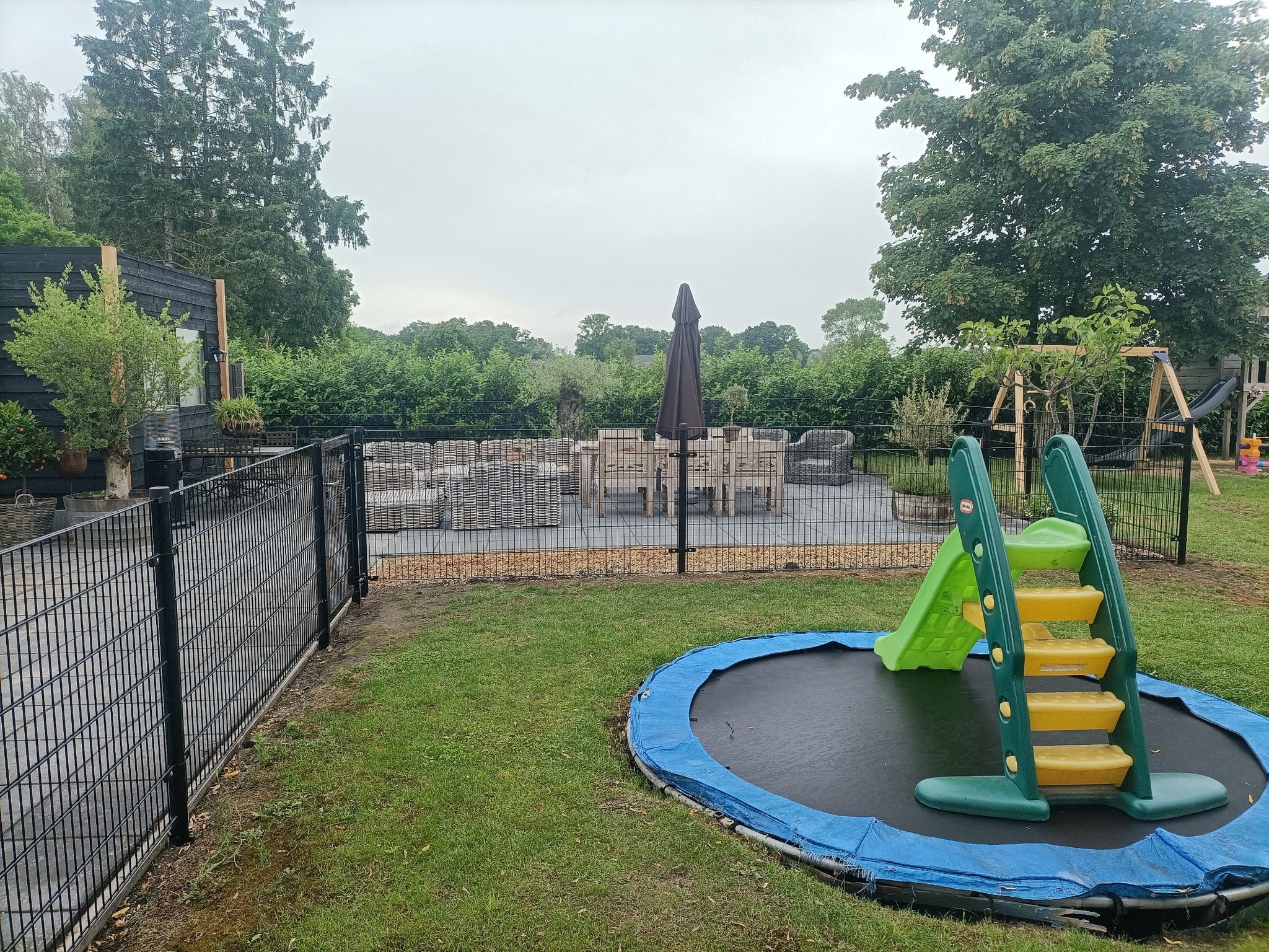 Dubbelstaafmat-RAL9005 hek kopen hekwerk speeltuin buiten